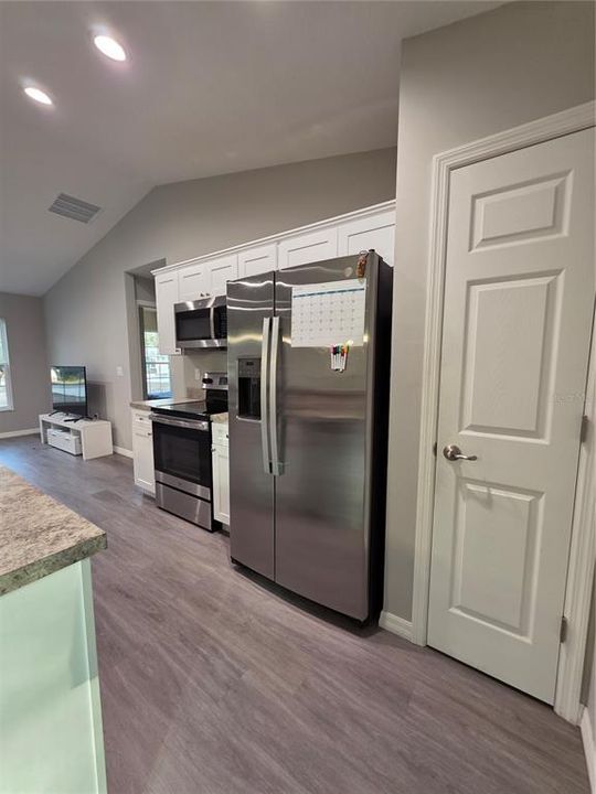 出租: $2,000 (3 贝兹, 2 浴室, 1053 平方英尺)