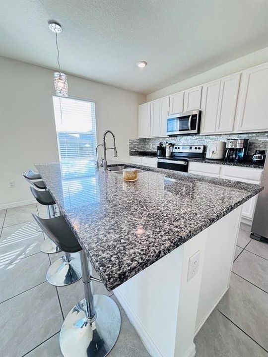 出租: $2,590 (5 贝兹, 2 浴室, 2670 平方英尺)