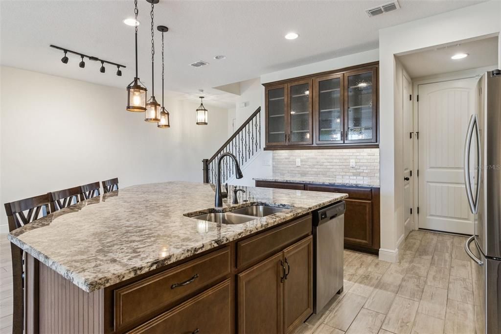 На продажу: $695,000 (4 спален, 3 ванн, 2587 Квадратных фут)