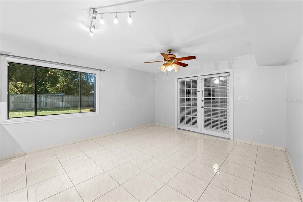 На продажу: $350,000 (3 спален, 2 ванн, 1571 Квадратных фут)