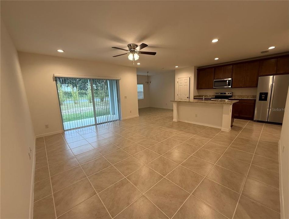 出租: $2,400 (4 贝兹, 2 浴室, 2140 平方英尺)