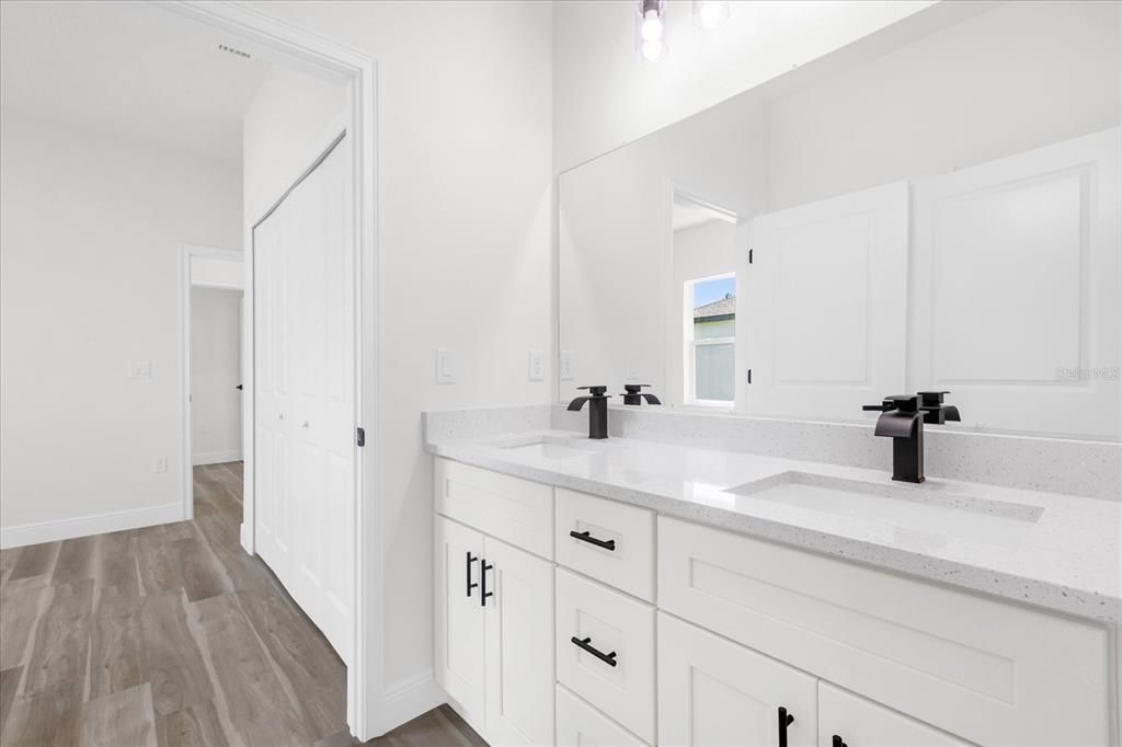 На продажу: $300,000 (4 спален, 3 ванн, 1865 Квадратных фут)