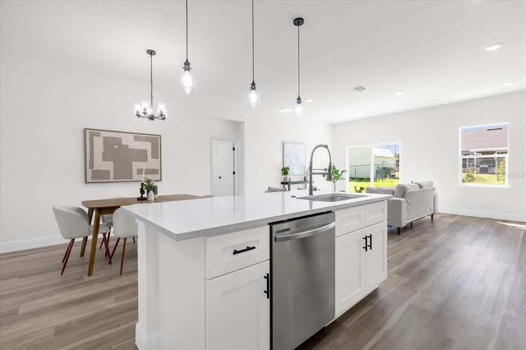 На продажу: $300,000 (4 спален, 3 ванн, 1865 Квадратных фут)