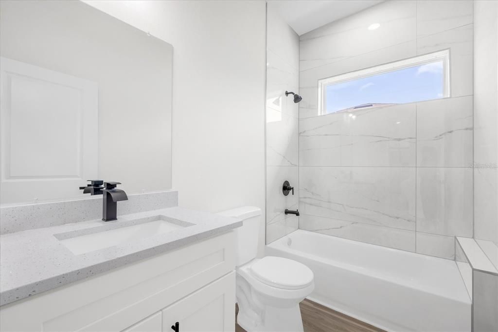 На продажу: $300,000 (4 спален, 3 ванн, 1865 Квадратных фут)