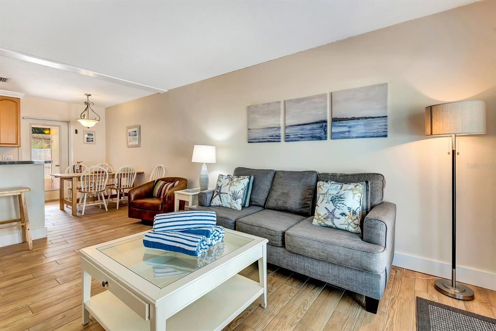 待售: $845,000 (2 贝兹, 0 浴室, 810 平方英尺)