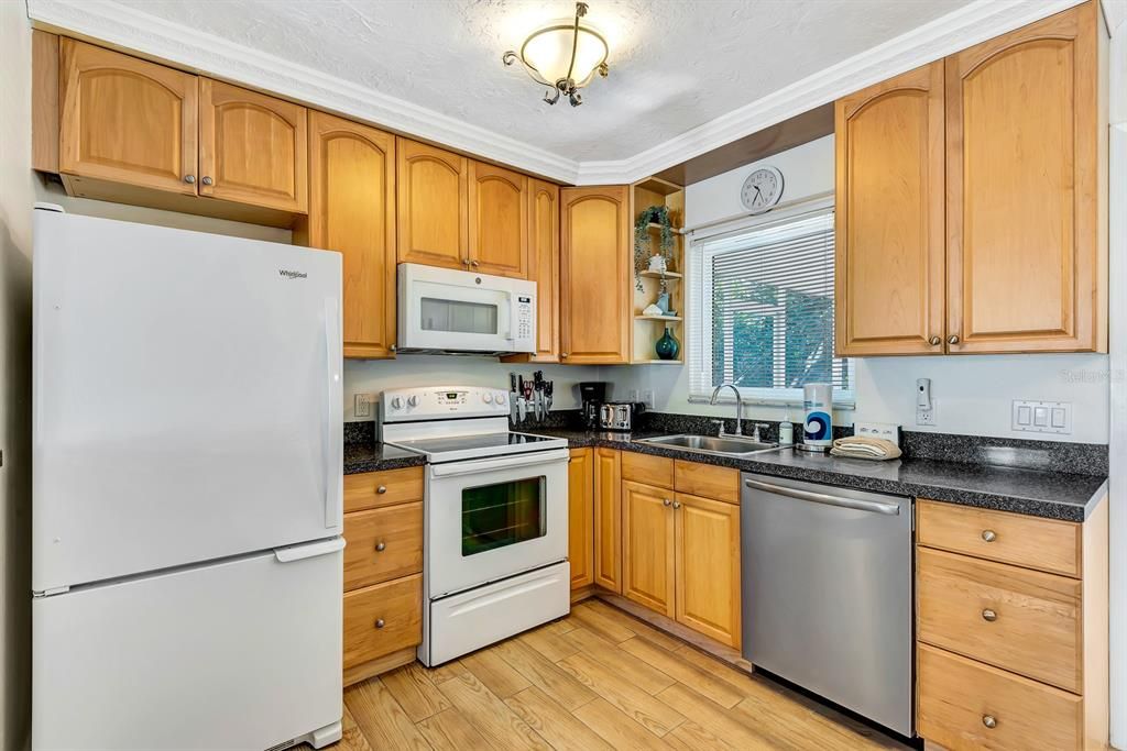 待售: $845,000 (2 贝兹, 0 浴室, 810 平方英尺)