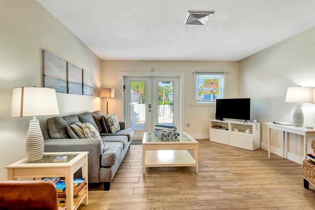 待售: $845,000 (2 贝兹, 0 浴室, 810 平方英尺)