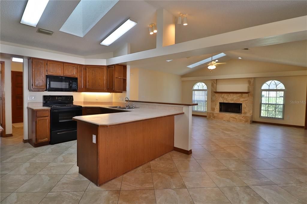 For Rent: $2,100 (3 beds, 2 baths, 2109 Square Feet)