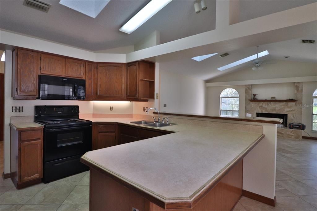 For Rent: $2,100 (3 beds, 2 baths, 2109 Square Feet)