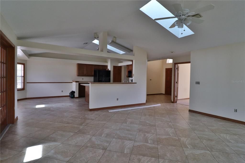 For Rent: $2,100 (3 beds, 2 baths, 2109 Square Feet)