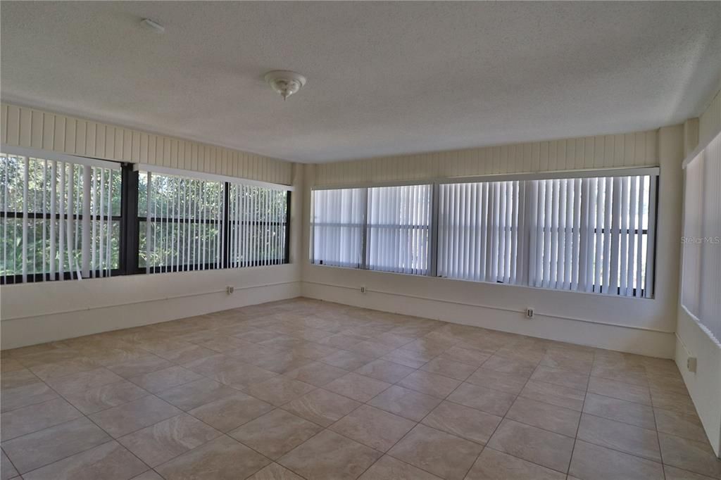 For Rent: $2,100 (3 beds, 2 baths, 2109 Square Feet)