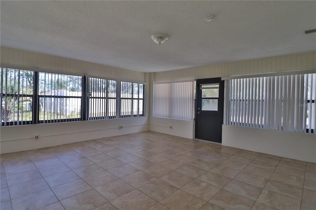 For Rent: $2,100 (3 beds, 2 baths, 2109 Square Feet)