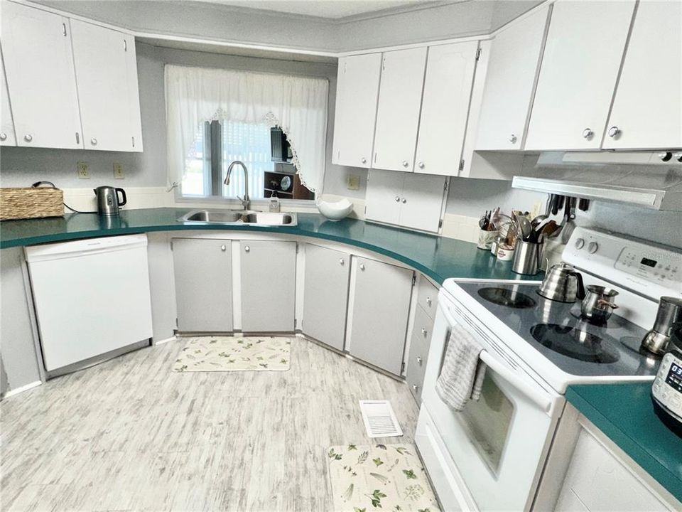 待售: $220,000 (2 贝兹, 2 浴室, 1468 平方英尺)