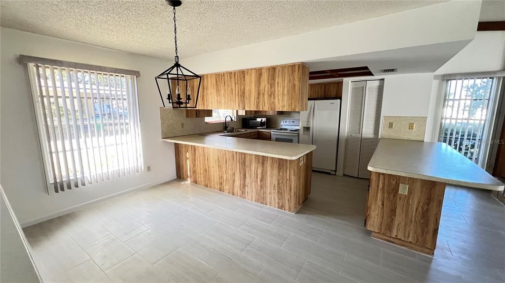 For Rent: $2,400 (2 beds, 2 baths, 1400 Square Feet)