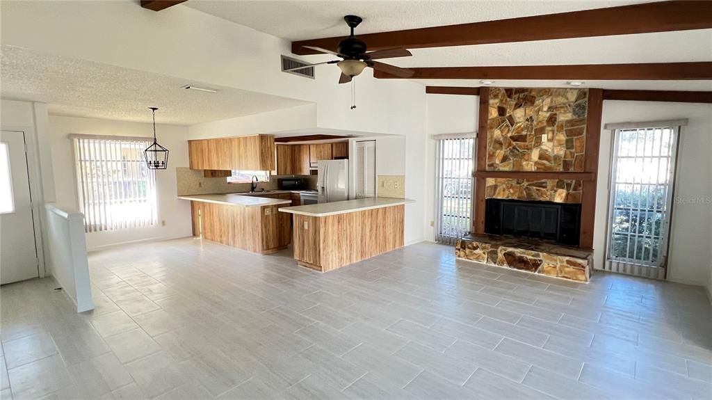 For Rent: $2,400 (2 beds, 2 baths, 1400 Square Feet)