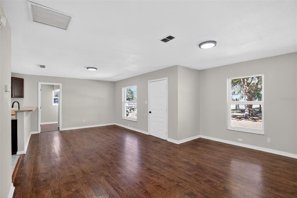 На продажу: $349,900 (3 спален, 2 ванн, 1260 Квадратных фут)