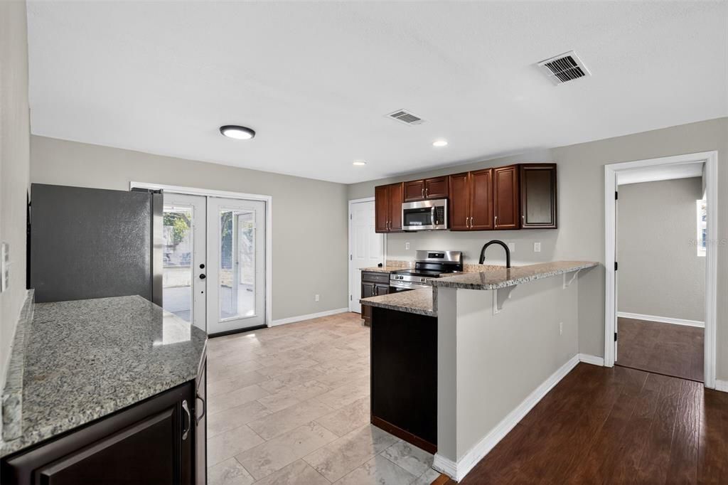 На продажу: $349,900 (3 спален, 2 ванн, 1260 Квадратных фут)