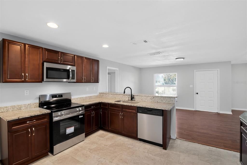 На продажу: $349,900 (3 спален, 2 ванн, 1260 Квадратных фут)