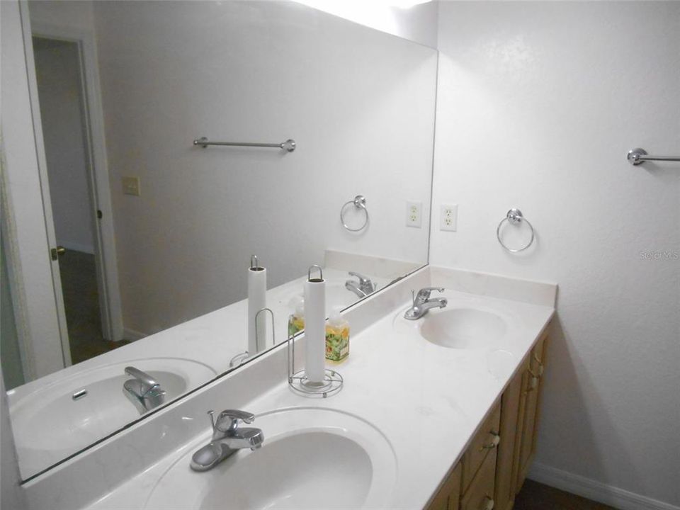 For Rent: $1,900 (3 beds, 2 baths, 1330 Square Feet)