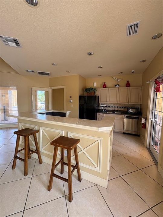 For Rent: $1,700 (1 beds, 1 baths, 656 Square Feet)