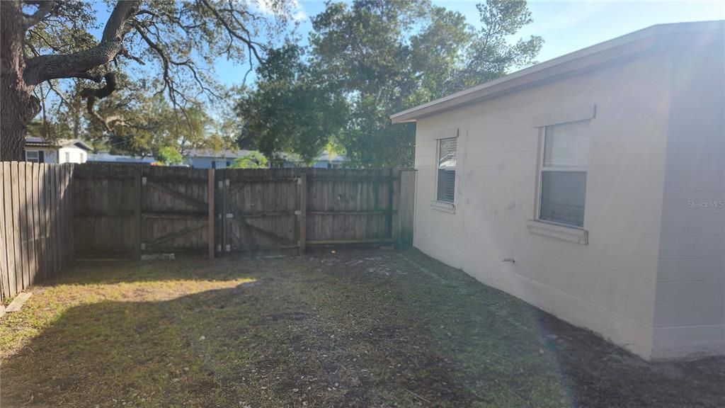 For Rent: $1,550 (3 beds, 1 baths, 936 Square Feet)