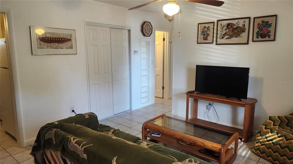 For Rent: $1,550 (3 beds, 1 baths, 936 Square Feet)