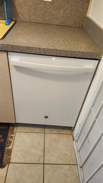 For Rent: $1,550 (3 beds, 1 baths, 936 Square Feet)