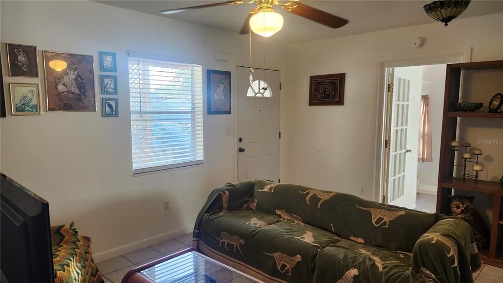 For Rent: $1,550 (3 beds, 1 baths, 936 Square Feet)