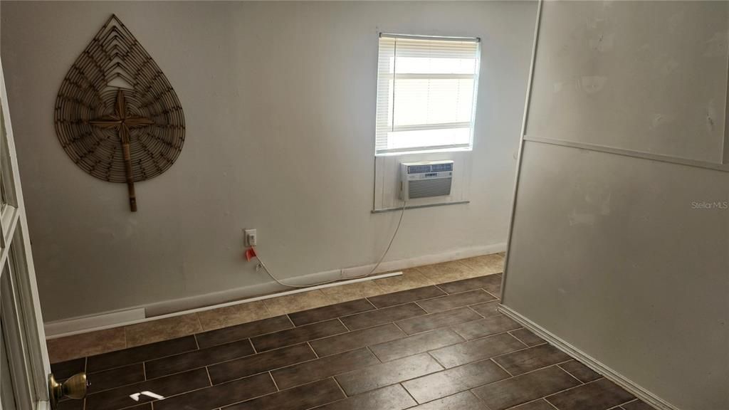 For Rent: $1,550 (3 beds, 1 baths, 936 Square Feet)