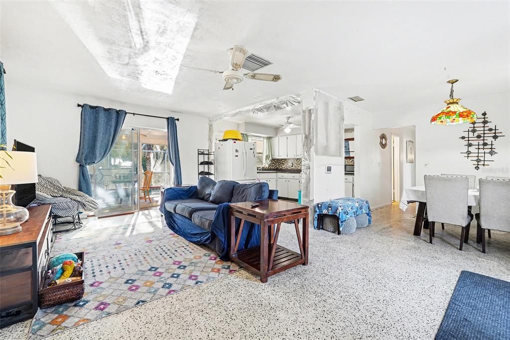 For Sale: $230,000 (2 beds, 2 baths, 1084 Square Feet)