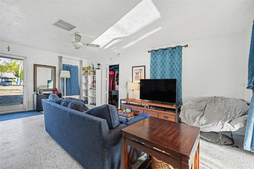 For Sale: $230,000 (2 beds, 2 baths, 1084 Square Feet)