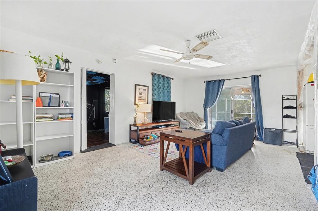 For Sale: $230,000 (2 beds, 2 baths, 1084 Square Feet)