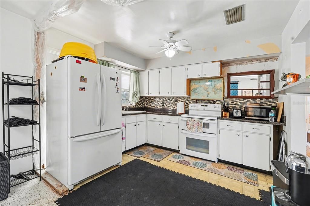 For Sale: $230,000 (2 beds, 2 baths, 1084 Square Feet)