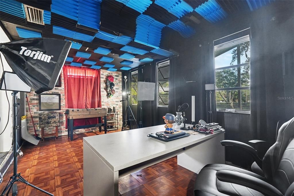 For Sale: $230,000 (2 beds, 2 baths, 1084 Square Feet)