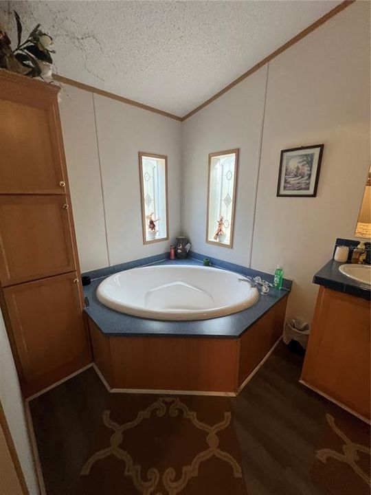 待售: $399,000 (6 贝兹, 4 浴室, 1140 平方英尺)