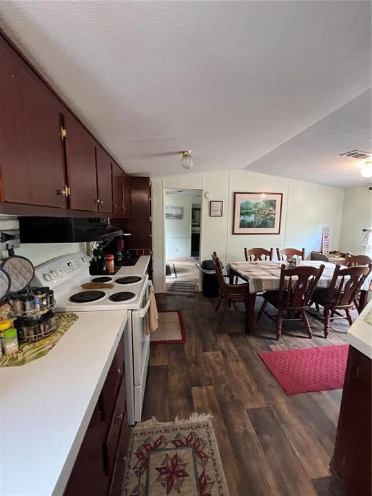 待售: $399,000 (6 贝兹, 4 浴室, 1140 平方英尺)