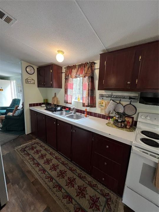 待售: $399,000 (6 贝兹, 4 浴室, 1140 平方英尺)