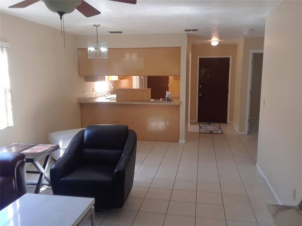 出租: $1,525 (2 贝兹, 1 浴室, 904 平方英尺)