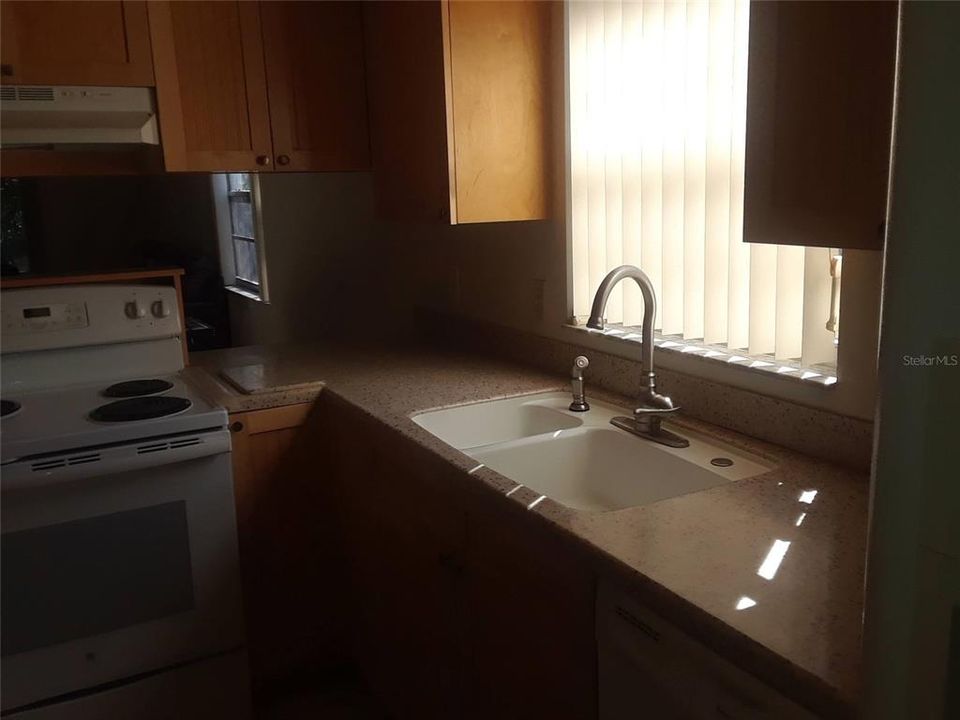 出租: $1,525 (2 贝兹, 1 浴室, 904 平方英尺)