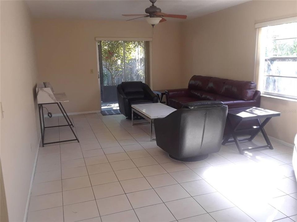 出租: $1,525 (2 贝兹, 1 浴室, 904 平方英尺)