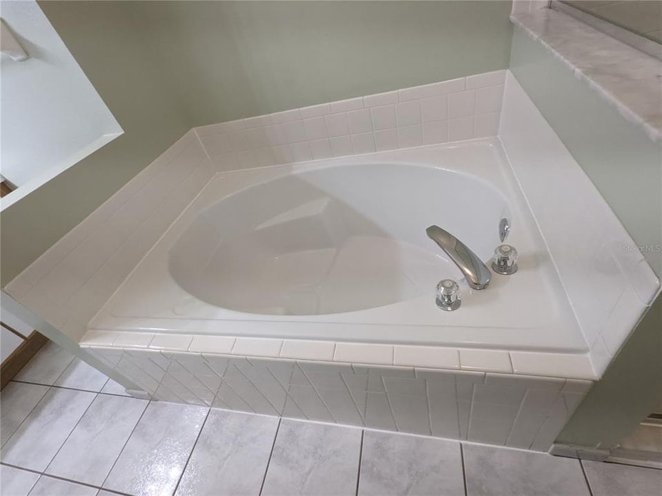 For Rent: $2,800 (4 beds, 2 baths, 1886 Square Feet)