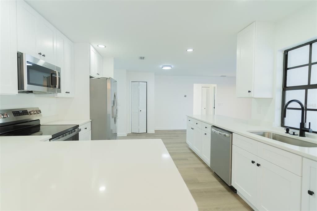 En Venta: $415,000 (4 camas, 3 baños, 2008 Pies cuadrados)