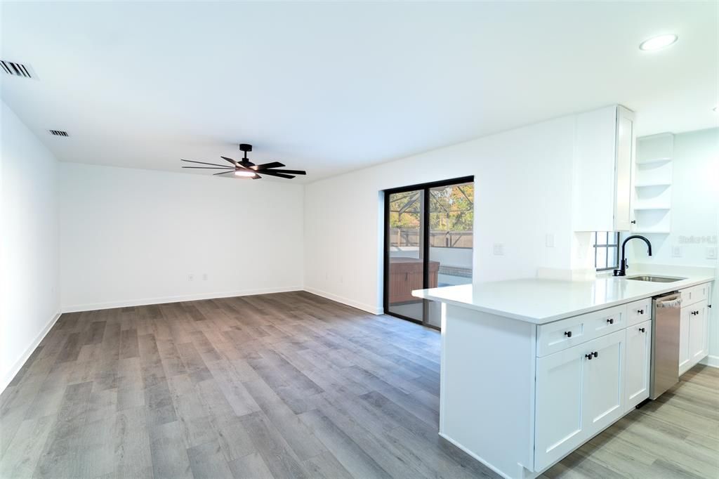 En Venta: $415,000 (4 camas, 3 baños, 2008 Pies cuadrados)