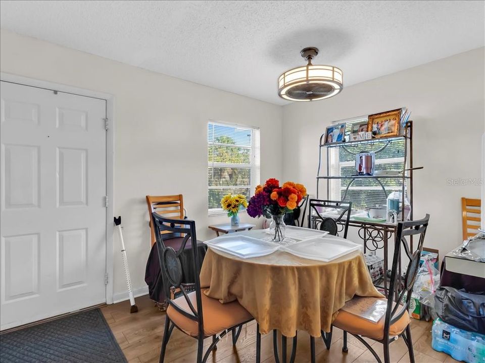 待售: $79,900 (2 贝兹, 1 浴室, 864 平方英尺)