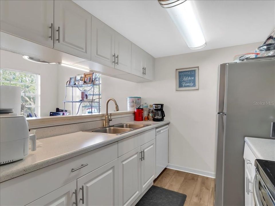 待售: $79,900 (2 贝兹, 1 浴室, 864 平方英尺)