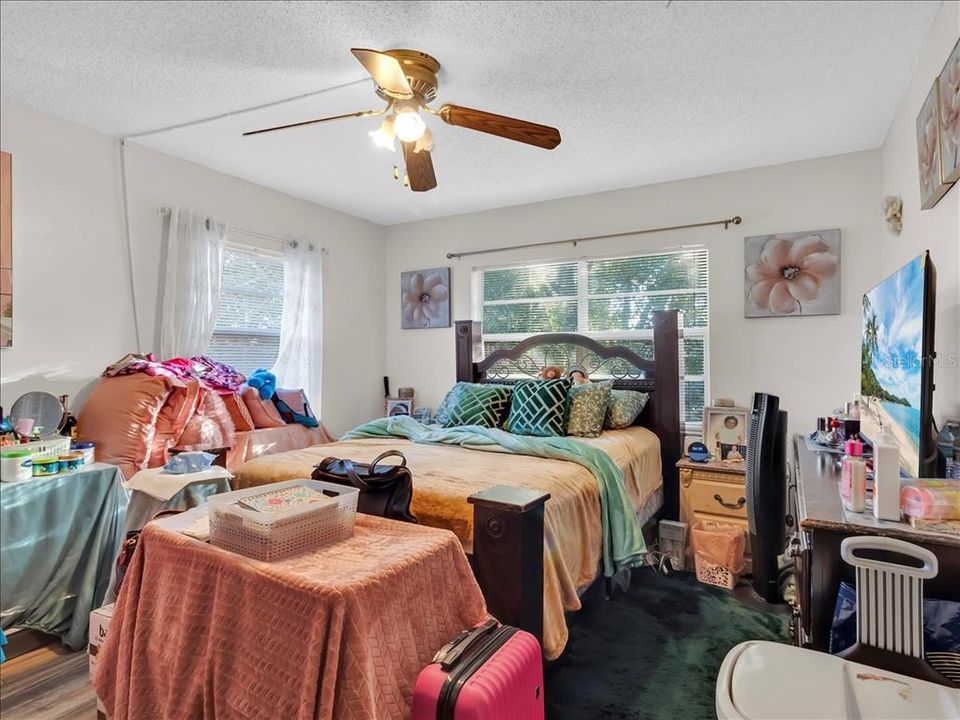 待售: $79,900 (2 贝兹, 1 浴室, 864 平方英尺)