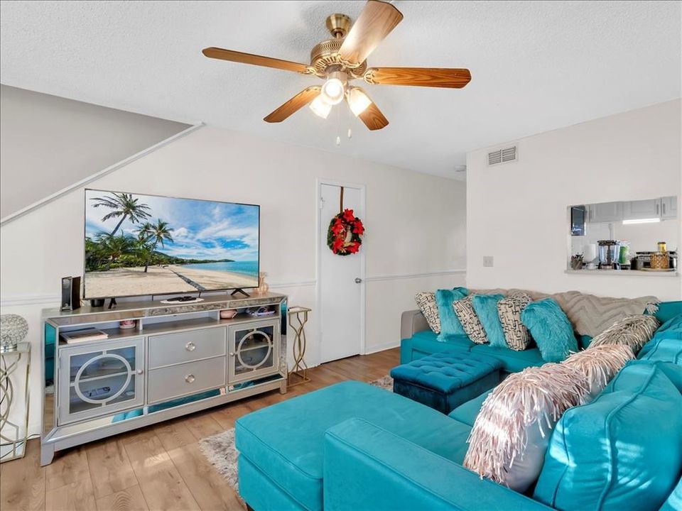 待售: $79,900 (2 贝兹, 1 浴室, 864 平方英尺)