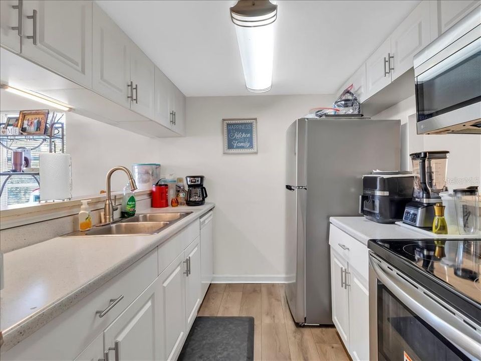 待售: $79,900 (2 贝兹, 1 浴室, 864 平方英尺)