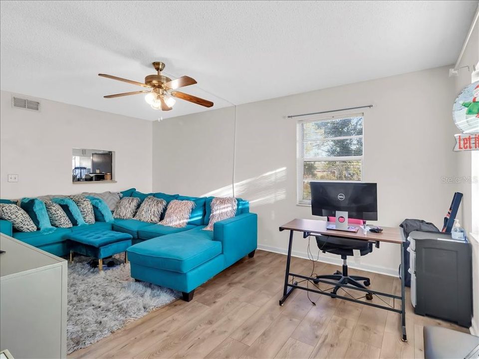 待售: $79,900 (2 贝兹, 1 浴室, 864 平方英尺)