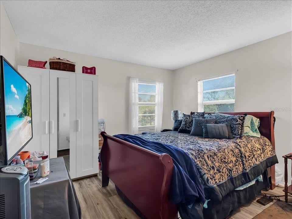 待售: $79,900 (2 贝兹, 1 浴室, 864 平方英尺)